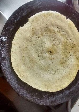 A picture of Adai or pasereto with gun powder, green chutney.