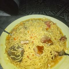 A picture of Indomie jollof.