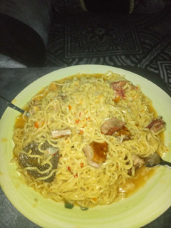 A picture of Indomie jollof.