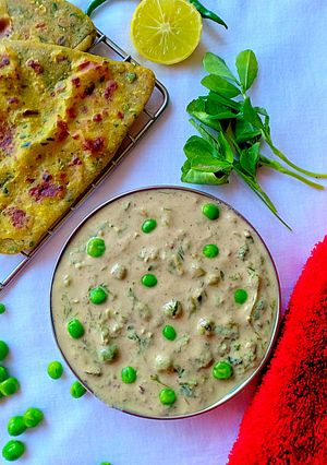 A picture of Methi Paratha with methi malai matar.