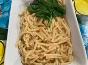 Una foto de fettuccine con salsa