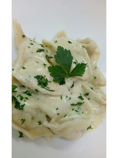 Una foto de Agenellotis de ricota, jamón y nueces con salsa cuatro quesos