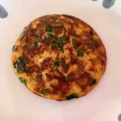 Una foto de Tortilla de fideos y huevo