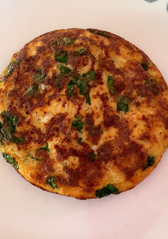 Una foto de Tortilla de fideos y huevo