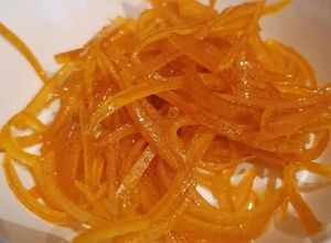 Une photo de Zestes d'orange confits rapide
