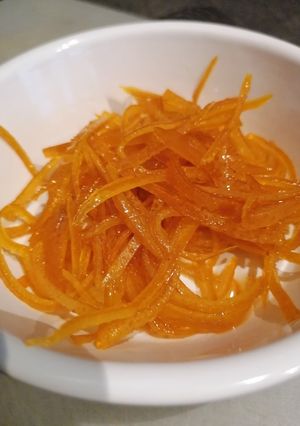 Une photo de Zestes d'orange confits rapide