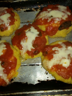 Una foto de Bombas express de polenta rellenas de queso