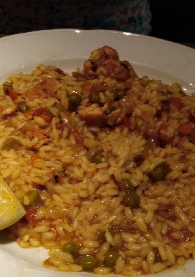 Una foto de Paella guisada de carne