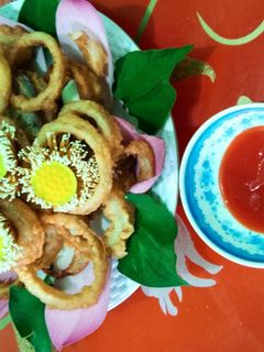 Hình của món Hoa sen và Hành tây chiên giòn.