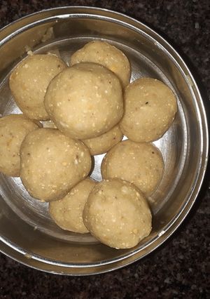 A picture of Daliya laddu.