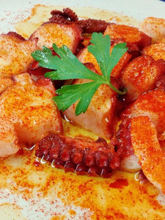 Una foto de Tapa de Pulpo con langostinos al pimentón