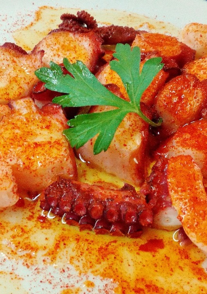Una foto de Tapa de Pulpo con langostinos al pimentón