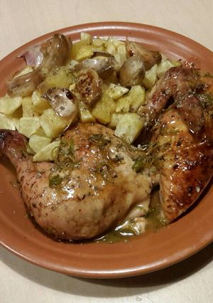 Una foto de Pollo asado con zumo de naranja y ajos