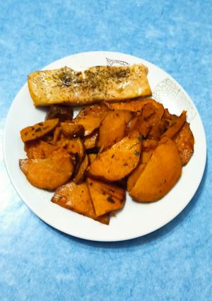 Una foto de Salmón al Eneldo con Boniatos al horno