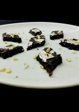 સુગરફ્રી ચોકલેટ કાજુ કતરી (Sugar Free Chocolate Kaju Katli Recipe In Gujarati) રેસીપી મુખ્ય ફોટો