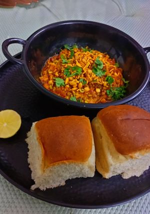 मिसल पाव (Misal pav recipe in Hindi) रेसिपी मुख्य फोटो