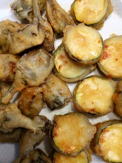 Una foto de Fritada de alcachofas y calabacín
