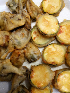 Una foto de Fritada de alcachofas y calabacín