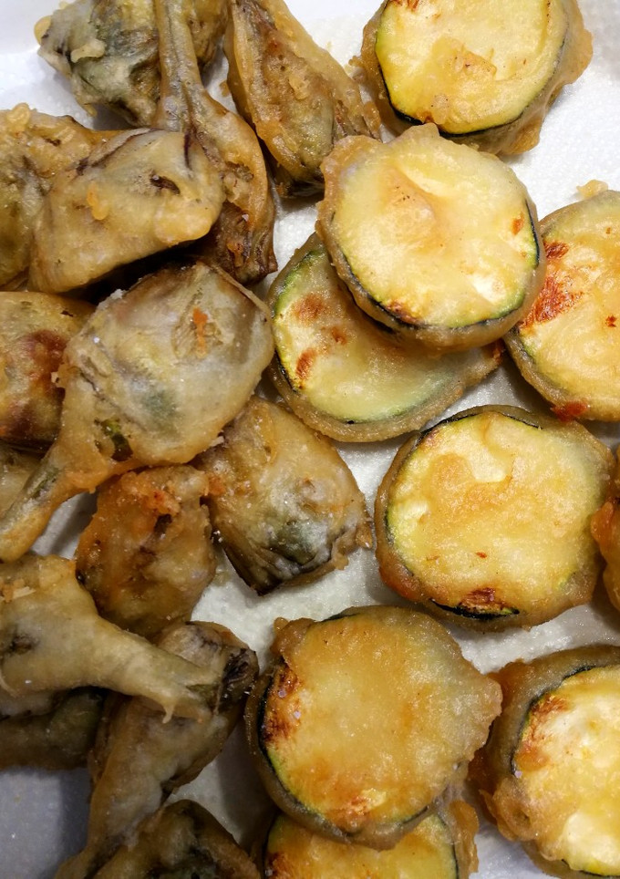 Una foto de Fritada de alcachofas y calabacín