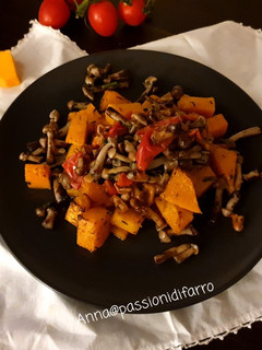 Foto di Zucca al forno con chiodini e pomodorini
