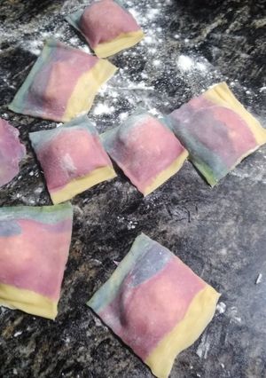 Una foto de Ravioles de jamón, muzzalla y ricota