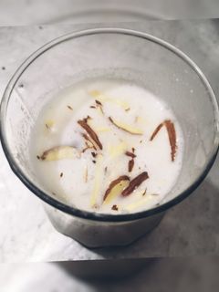 बादाम मिल्क शेक (badam milk shake recipe in Hindi) रेसिपी मुख्य फोटो