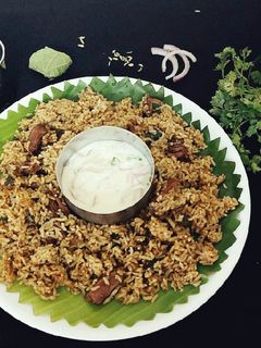 தலப்பாகட்டி மட்டன் பிரியாணி(thalapakatti mutton biryani recipev in tamil) செய்முறை முக்கிய புகைப்படம்