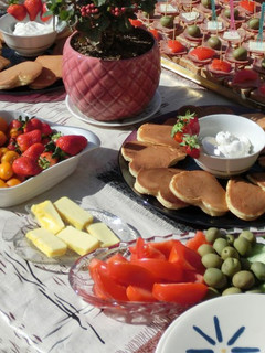 عکسی از دستور میز صبحانه بهاری