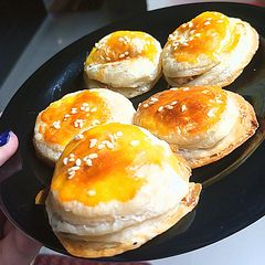 A picture of Beef patties.