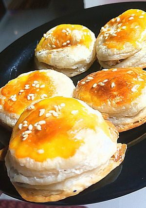 A picture of Beef patties.