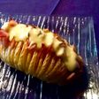 Patata Hasselback con salsa a los tres quesos