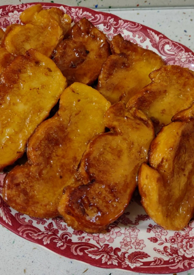 Una foto de Torrijas de bollo sevillano con miel