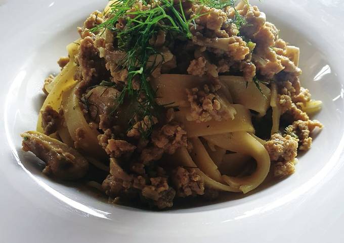 Tagliatelle con ragù bianco, funghi, finocchietto e zafferano