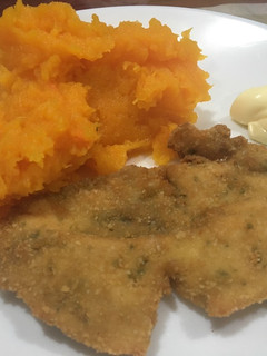 Una foto de Milanesa casera con puré de zapallo!!