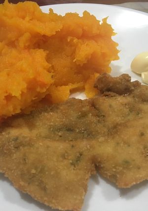Una foto de Milanesa casera con puré de zapallo!!