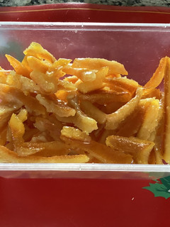 Una foto de Piel de naranja confitada
