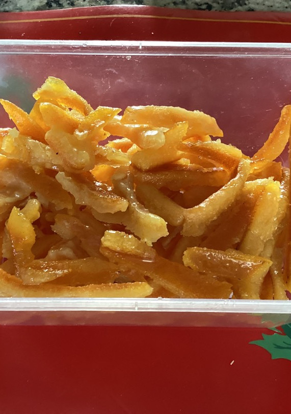 Una foto de Piel de naranja confitada