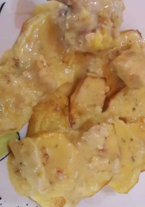 Una foto de Papas con salsa de crema y pollo riquísima 😊