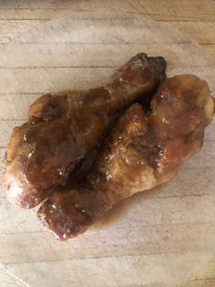 Una foto de Jamoncitos en salsa de cebolla y café