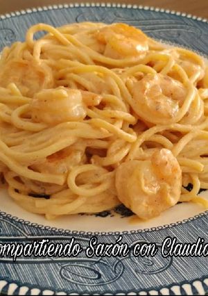 Una foto de Espagueti en crema de chipotle con camarones🌹