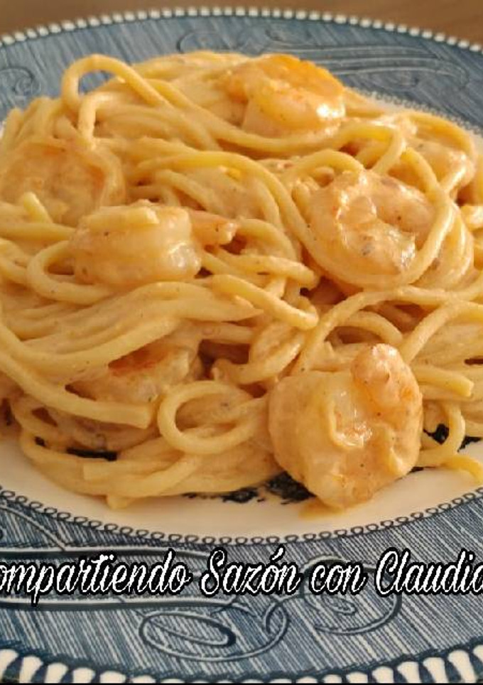 Una foto de Espagueti en crema de chipotle con camarones🌹