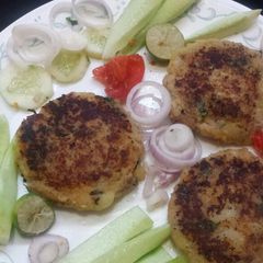 A picture of Potato and chicken kabab.
