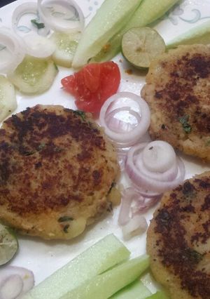 A picture of Potato and chicken kabab.