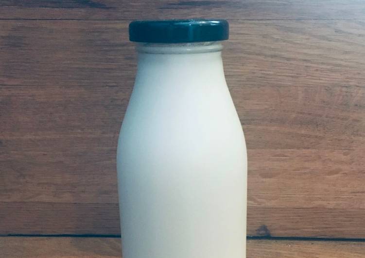 Homemade nut or oat milk