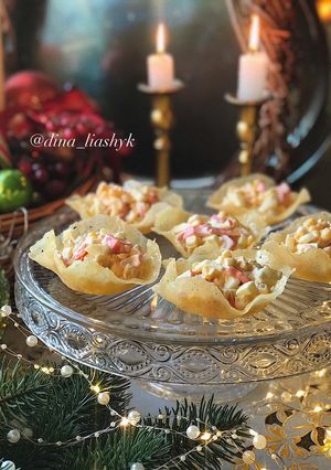 Фото Салат с крабовыми палочками в сырной корзиночке.
