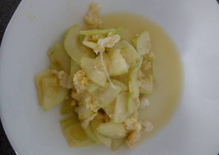 Cara meracik Tumis Zucchini Telur Anti Gagal