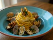 Una foto di aglio olio peperoncino