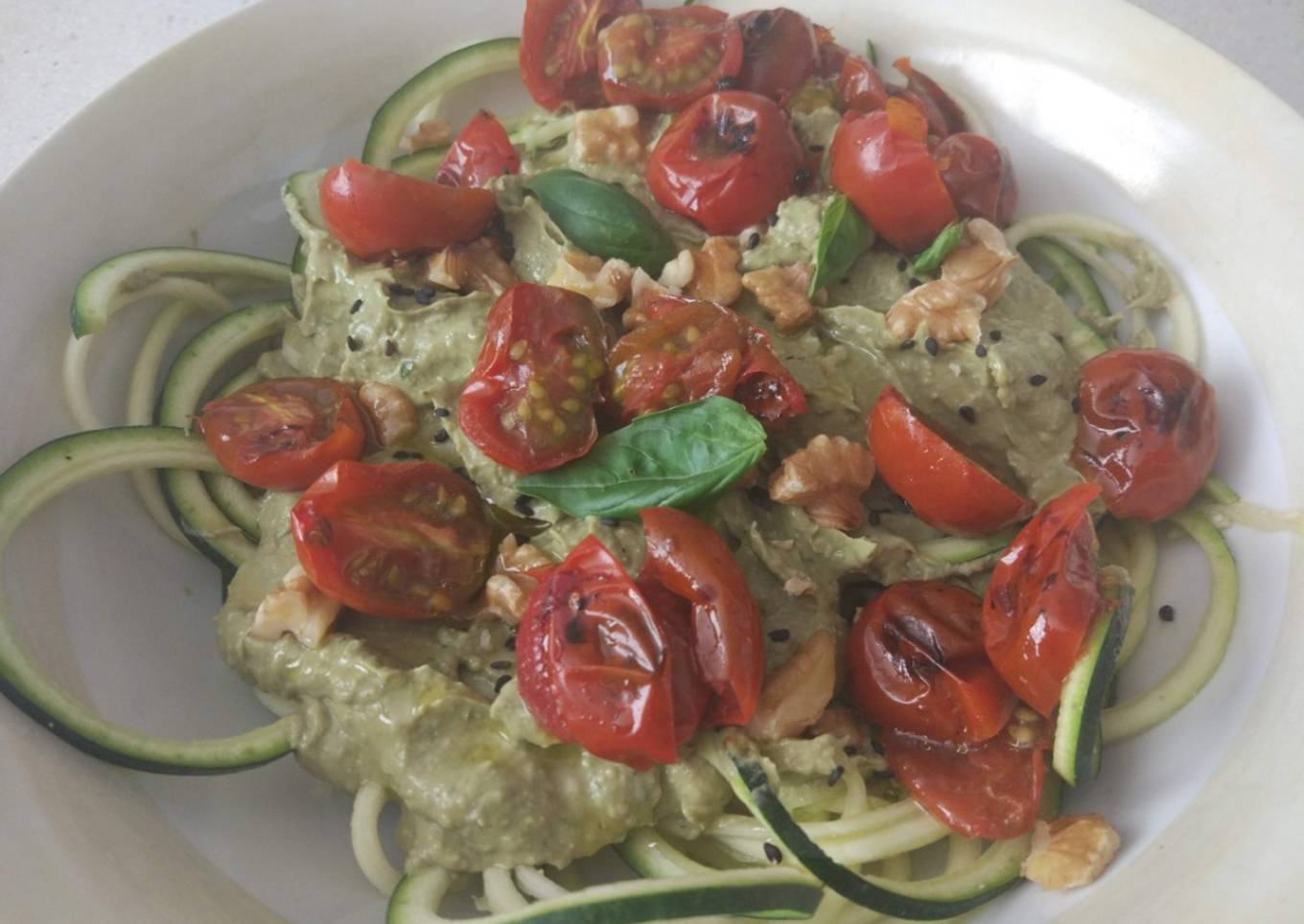 Spaghetti de calabacín con pesto de aguacate y cherries