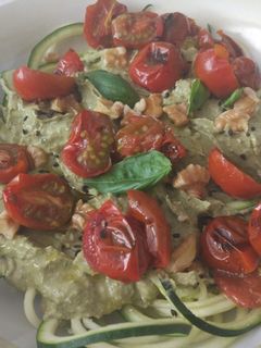 Una foto de Spaghetti de calabacín con pesto de aguacate y cherries