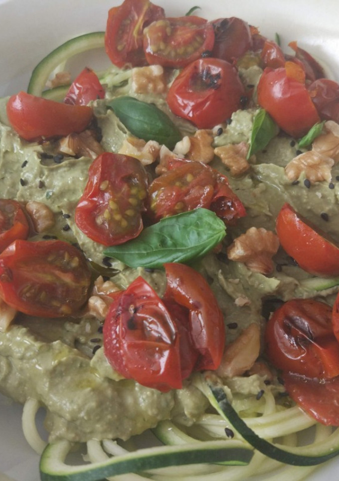 Una foto de Spaghetti de calabacín con pesto de aguacate y cherries